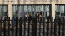 FILE PHOTO: Cuban employees enter the U.S. Embassy in Havana, Cuba, August 22, 2018. REUTERS/Stringer