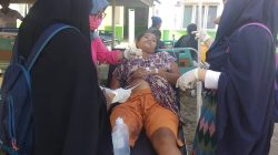 A paramedic gives treatment to an earthquake survivor outside a hospital in Donggala, Indonesia Sulawesi Island, September 28, 2018. Antara Foto/HO/BNPB-Sutopo Purwo N via REUTERS