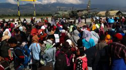 Local residents affected by the earthquake and tsunami wait to be airlifted out by a military plane at Mutiara Sis Al Jufri Airport in Palu, Central Sulawesi, Indonesia, October 1, 2018. REUTERS/Athit Perawongmetha