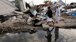 Men walk at Petobo neighbourhood which was hit by earthquake and liquefaction in Palu, Central Sulawesi, Indonesia, October 9, 2018. REUTERS/Darren Whiteside