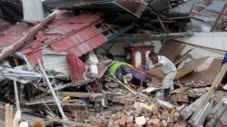 A man removes debris from his home in the earthquake and liquefaction affected Balaroa neighbourhood in Palu, Central Sulawesi, Indonesia, October, 11 2018. REUTERS/Darren Whiteside