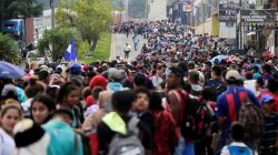 Thousands of Hondurans fleeing poverty and violence move in a caravan toward the United States, in Santa Rosa de Copan, Honduras October 14, 2018. REUTERS/ Jorge Cabrera