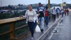 Honduran migrants, part of a caravan trying to reach the U.S., walk on a bridge during their travel in Guatemala City, Guatemala October 18, 2018. REUTERS/Edgard Garrido