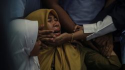 Relatives of passengers of Lion Air, flight JT610, that crashed into the sea cry at Depati Amir Airport in Pangkal Pinang, Belitung island, Indonesia, October 29, 2018. Antara Foto/Hadi Sutrisno via REUTERS
