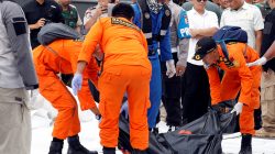 Rescue workers of crashed Lion Air flight JT610 carry a body bag off a boat at Tanjung Priok port in Jakarta, Indonesia, October 30, 2018. REUTERS/Edgar Su
