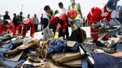 Rescue workers pick up recovered debris of Lion Air flight JT610 to load onto a truck at Tanjung Priok port in Jakarta, Indonesia, November 2, 2018. REUTERS/Edgar Su